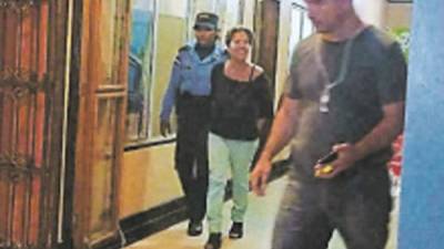 Los agentes policiales de Roatán ejecutaron la orden de captura de Virginia Baltodano en su negocio.