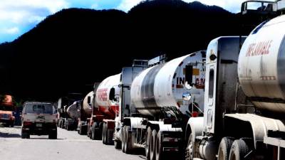 Los transportistas optan por estacionarse a un lado de la carretera de la aduana El Poy.