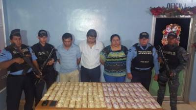 La mujer y los hombres fueron capturados en la aldea La Barra, Santa Cruz de Yojoa.