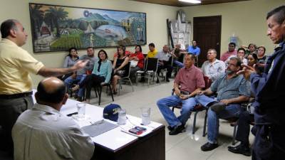 El alcalde Alexander López y miembros de la Cámara de Comercio durante la reunión donde buscaron estrategias para frenar la delincuencia en El Progreso.