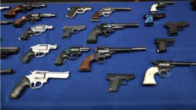 Vista de armas confiscadas el martes 27 de octubre de 2015, durante una conferencia de prensa en Nueva York, Estados Unidos.
