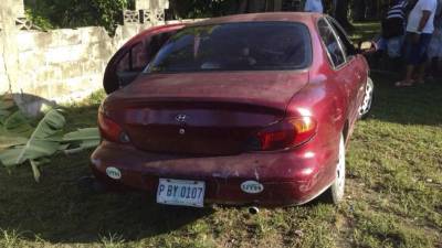 El cuerpo de la víctima quedó en el costado del vehículo.