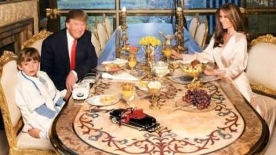 Trump junto a Melania y su hijo Barron en su penthouse de 100 millones de dólares en la Trump Tower.