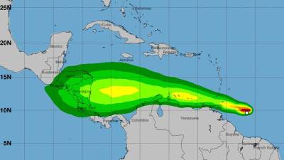 Una onda tropical avanza por el Caribe y amenaza con convertirse en huracán.