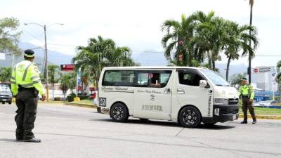 Amigos de Tránsito trabajando en la avenida Circunvalación. Foto: Franklin Muñoz.