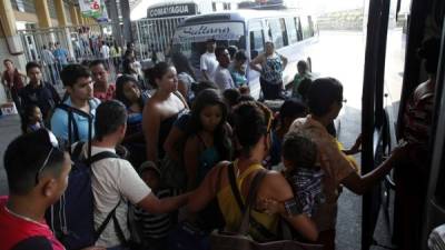Los buses no se dan abasto para la gran demanda de pasajeros.