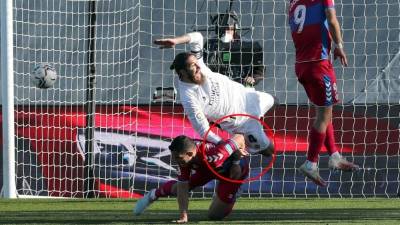 Iván Marcone sujeto del brazo a Sergio Ramos para impedir que cabeceara. Foto EFE