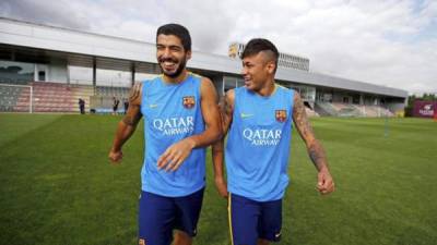 Luis Suarez y Neymar bromeando en los entrenamientos.