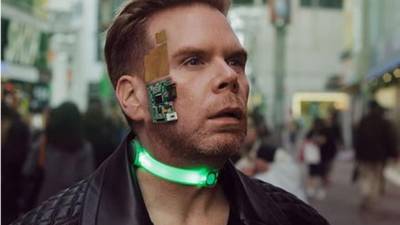 Dancy es un adicto a la tecnología, a tal grado que es muy codiciado por muchas grandes empresas multinacionales.