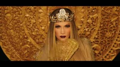 En el vídeo sale con el actor español miguel Ángel Silvestre.