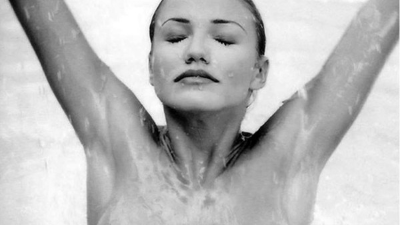 En la sesión para Loaded se ve a la actriz californiana en varias instantáneas dentro de una piscina, con los pechos sin cubrir y en diferentes posturas.