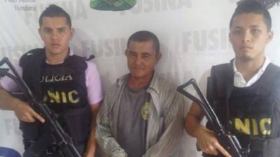 El detenido, Santos Guzmán al momento de ser requeridos por las autoridades.