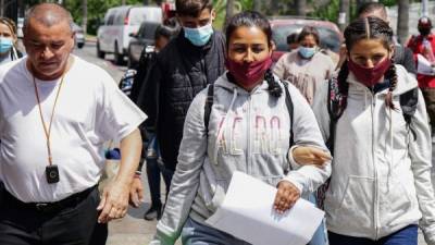 La señora camina hoy, en la garita peatonal de San Ysidro la ciudad de Tijuana, estado de Baja California.