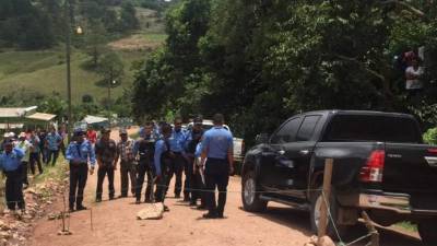 Los cadáveres de los dos hombres quedaron a la orilla de una calle de tierra. Cerca de la casa habían tiroteado a doña Aleyda Carolina López.