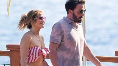 Jennifer López y Ben Affleck durante sus vacaciones en Europa. Foto: The Grosby Group.