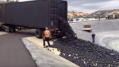 Las 'shade balls' lanzadas al agua para que evitar que el agua se evapore