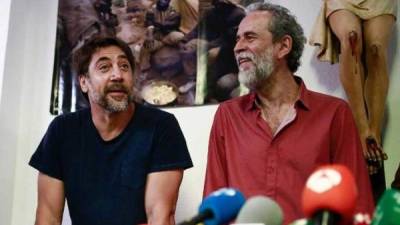 El actor Javier Bardem junto a Willy Toledo (d), quien fue denunciado por hacer escarnio de Dios y la Virgen María. Foto archivo.