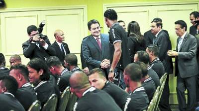 El presidente Hernández al saludar a Carlo Costly antes de la juramentación de la bicolor.
