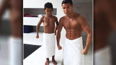 Padre e hijo a su estilo mostraron sus abdominales.