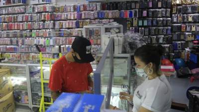 Los pequeños negocios dedicados a la venta de accesorios de celulares han aumentado en San Pedro Sula.