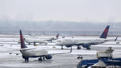 Un avión de Delta en el aeropuerto de Nueva York, Estados Unidos. EFE