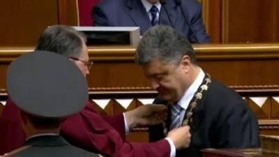 Petro Poroshenko fue elegido presidente el 25 de mayo con el 54,7% de los votos. El multimillonario prooccidental de 48 años prestó juramento ante el parlamento y sobre la Constitución y el Evangelio. AFP