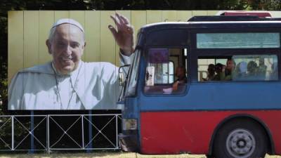 Un día antes de la llegada del papa Francisco se realizaron en LaHabana movimientos de seguridad, cierres de calles y reunionesde vecinos en las que se informa a los habaneros sobre los mediosde transporte a su disposición para acudir a los actos del sumopontífice.