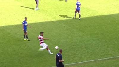 El jugador de Doncaster lanzó un tiro de media cancha.