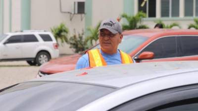 El entrenador Carlos Tábora ha sorprendido este domingo al ser captado en una nueva faceta luego de haber sido destitutido de la direccción técnica de la Sub-20 de Honduras tras el fracaso en el Mundial de Polonia. Fotos Jefry Ayala.