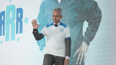 Reinaldo Rueda en el momento que saludó a los medios de comunicación.