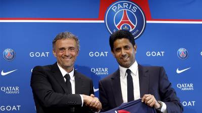 Nasser Al-Khelaïfi, presidente del PSG, se encargó de presentar a Luis Enrique.