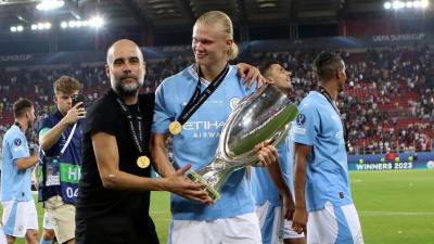Pep Guardiola en los festejos con Halland tras conseguir la Supercopa de Europa.