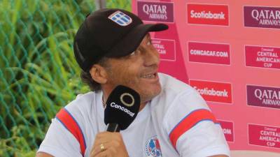 Pedro Troglio en el momento que se asustó en la rueda de prensa.