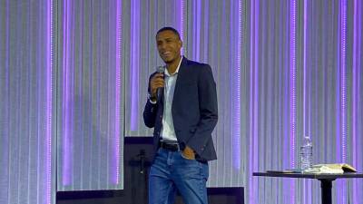 El atacante hondureño Eddie Hernández ha sorprendió en los últimos días con su nueva faceta.