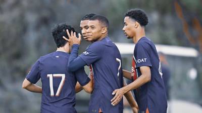 Mbappé celebrando el gol marcado en el debut de Luis Enrique como DT del PSG.