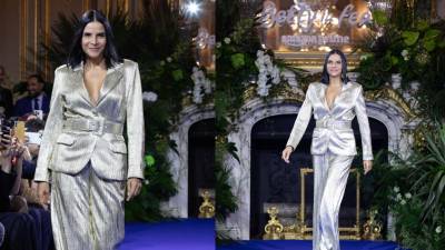 Fotografía cedida por Prime Video de la actriz colombiana Natalia Ramírez, quien interpretó a la antagonista Marcela Valencia en la telenovela ‘Betty, la fea’, en la presentación de la secuela de la novela en Los Ángeles (EE. UU).