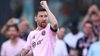 Messi celebrando uno de sus dos goles anotados en la primera parte.