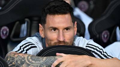 Lionel Messi desde la banca viendo el Inter Miami vs Cruz Azul.