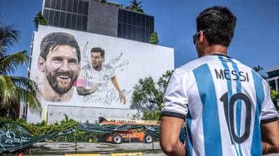 Un mural gigante como homenaje a Lionel Messi aguarda al astro argentino.