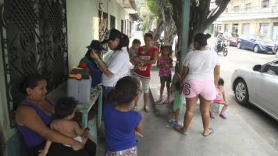 La brigada vacunó ayer en el barrio Cabañas donde estará el resto de la semana. FOTO: J. Gonzales.