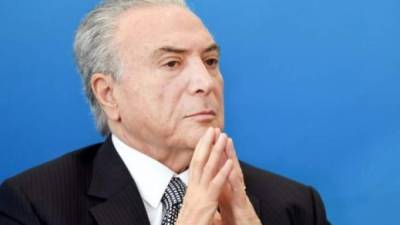 Temer sube a un vehículo escoltado por agentes, luego de su detención este jueves.