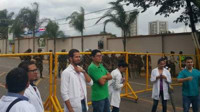 Los jóvenes protestan este viernes en Tegucigalpa frente a Casa Presidencial.