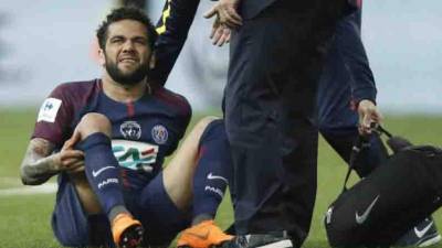 Dani Alves se lesionó el pasado martes en la final de la Copa de Francia. FOTO EFE/YOAN VALAT