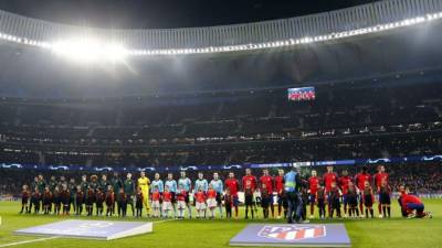 Las mejores imágenes de la jornada del día miércoles en la Champions League. En la imagen, los equipos Atlético de Madrid y Mónaco posan antes del comienzo del partido, mientras suena el himno de la competición. Foto www.atleticodemadrid.com