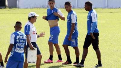 Jorge Luis Pinto habla con los jugadores en la primera práctica de la Selección de Honduras en el estadio Morazán. Foto Delmer Martínez
