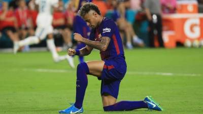 Paris Saint-Germain's Brazilian forward Neymar Jr reacts lying on the pitch during the French L1 football match between Paris Saint-Germain (PSG) and Marseille (OM) at the Parc des Princes in Paris on February 25, 2018. / AFP PHOTO / GEOFFROY VAN DER HASSELT