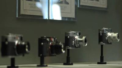 Algunas de las cámaras Leica integradas dentro de la exposición con la que la Fundación Telefónica homenajea a dichas cámaras, que revolucionaron la fotografía y fueron usadas por Cartier-Bresson, F.C. Gundlach o Robert Capa, entre otros prestigiosos fotógrafos. EFE