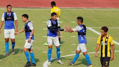 Jugadores de la Sub-23 de Honduras celebrando uno de los goles que le anotaron al Real España. Foto Edwin Romero.