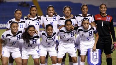 Las jugadoras de la Sub-20 Femenina de Honduras rindieron homenaje a Arnold Peralta. Foto Delmer Martínez