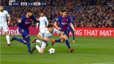 Marcos Alonso cayó ante la marca de Piqué.